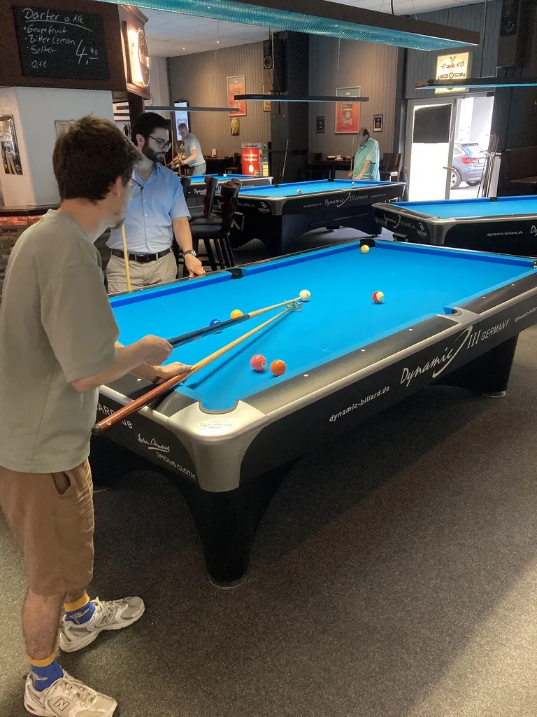 Zwei Teammitglieder spielen Billard