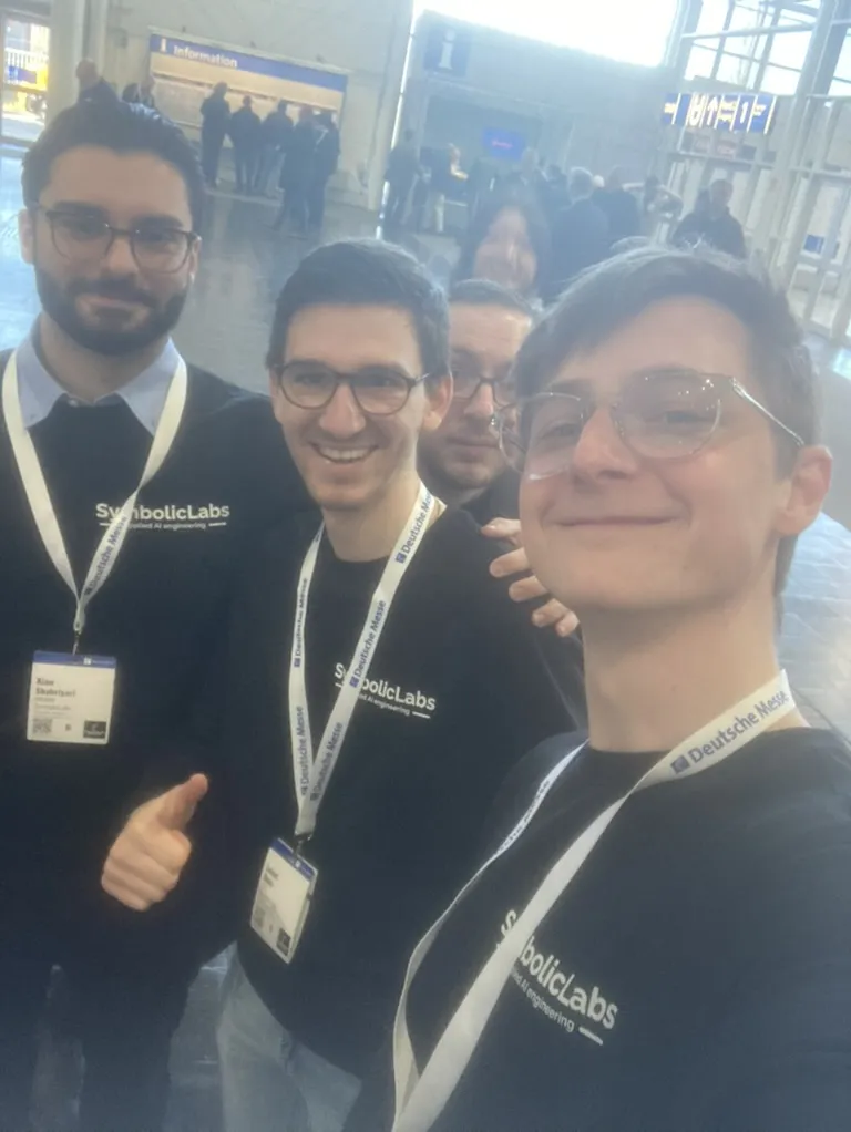 Das SymbolicLabs Team in Firmenpullis auf der Hannover Messe