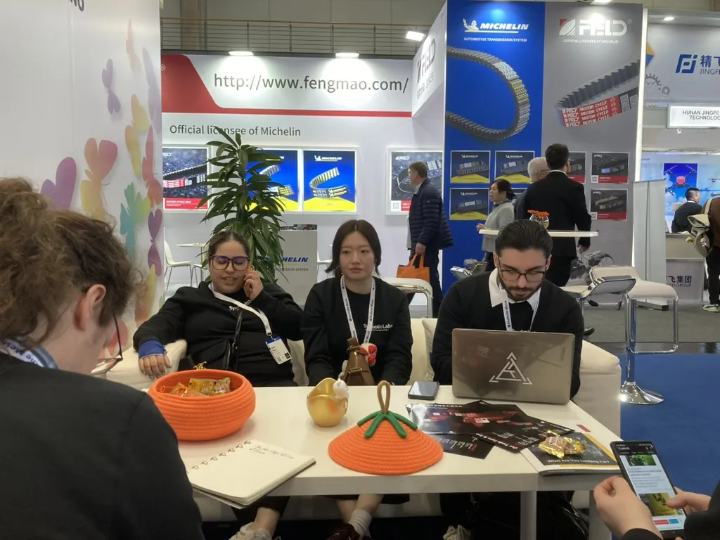 Das Team im Gespräch an einem Messestand