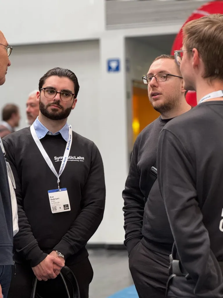 Das Team im Gespräch mit Besuchern auf der Hannover Messe