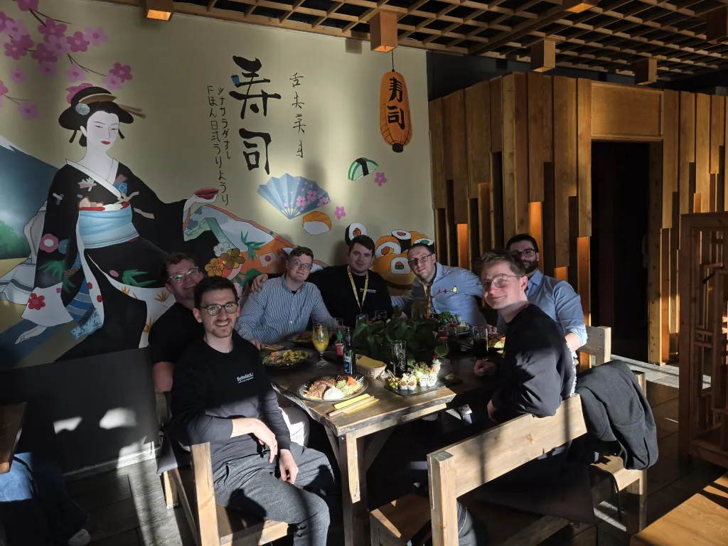 Das ganze Team beim gemeinsamen Sushi-Essen in einem japanischen Restaurant